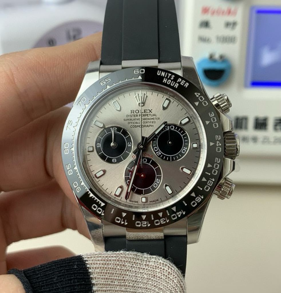 Dazzling watch crystal